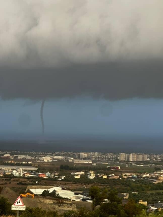 Hatay&rsquo;da denizde hortum &ccedil;ıktı, karada etkili olan yağış sele neden oldu

