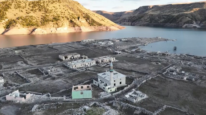 Kars’ta sular çekildi, eski köy ortaya çıktı