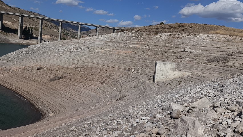 Kars’ta sular çekildi, eski köy ortaya çıktı