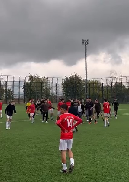 Bursa’da U16 maçında yumruklar konuştu
