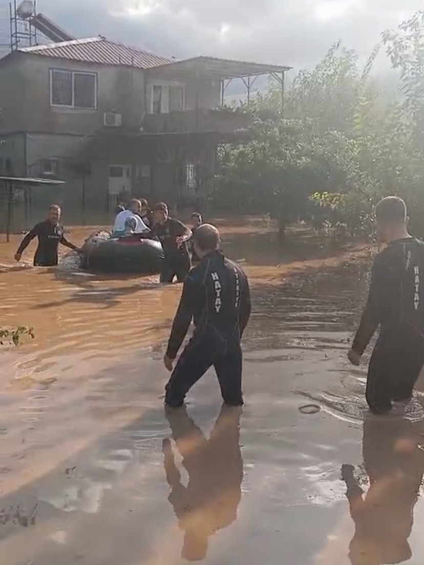 Sağanak yağışla evlerinde mahsur kalan vatandaşlar botla kurtarıldı
