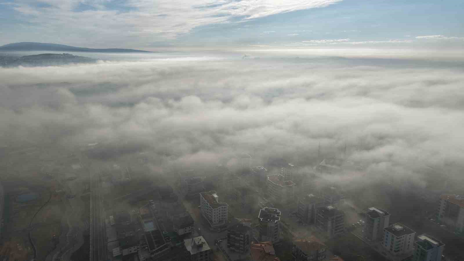 Bandırma beyaza büründü şehir yoğun sis altında kaldı
