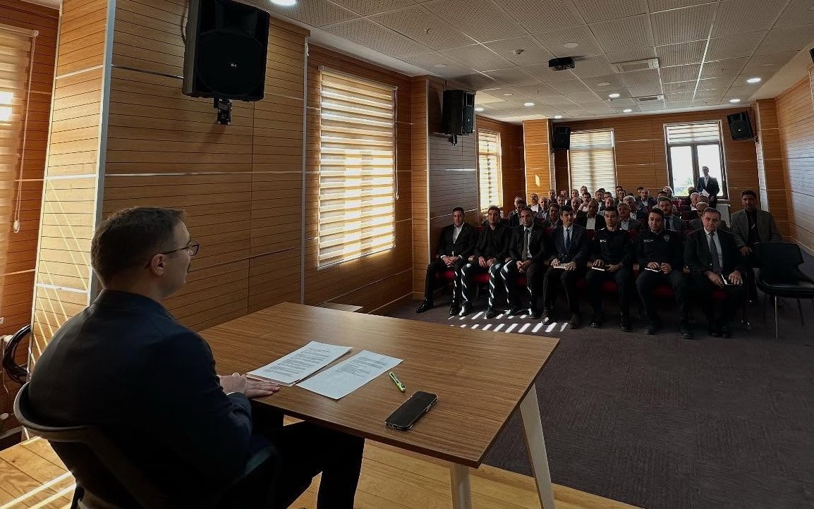 Kaymakam Yıldız, muhtarlarla toplantı d&uuml;zenledi
