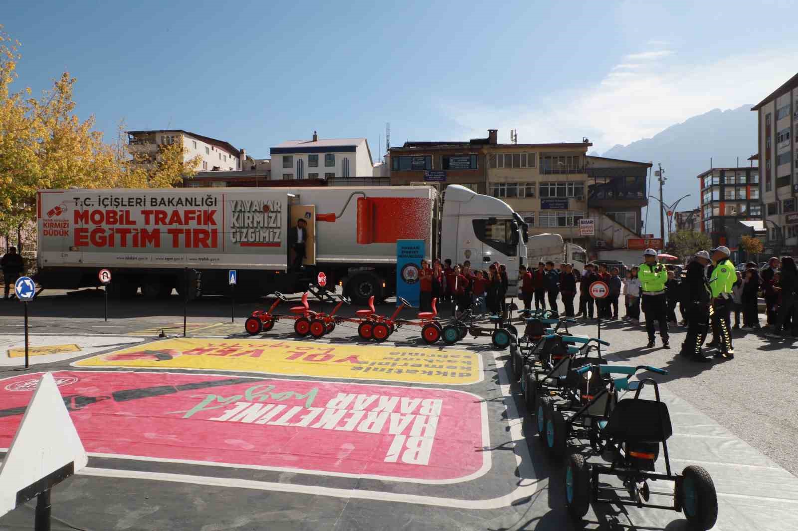 Mobil Trafik Eğitim Tırı Hakkari&rsquo;de &ouml;ğrencilerle buluştu
