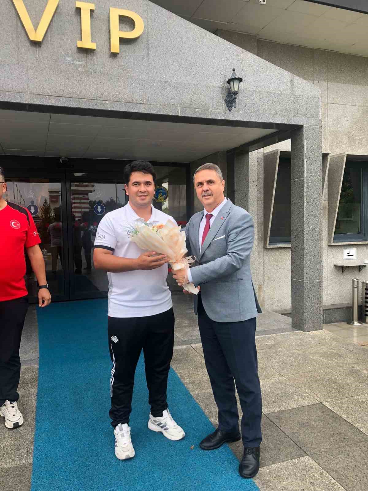 Muğlalı Dünya Şampiyonu Haney havalimanında çiçeklerle karşılandı
