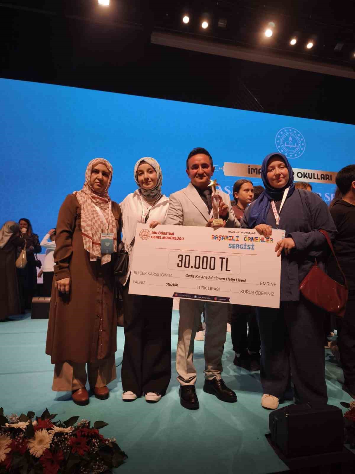 Gediz Kız Anadolu İmam Hatip Lisesi’nin "Kırık Çerçeve" adlı kısa filmi Türkiye birincisi oldu
