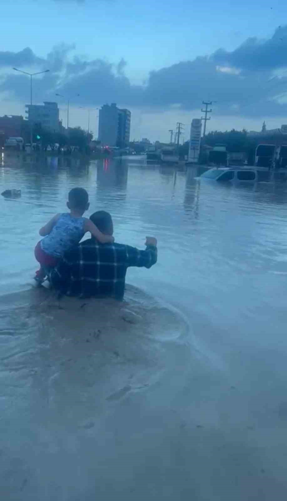 Hatay&rsquo;da şiddetli yağış: Ara&ccedil;larında mahsur kalan 25 kişi kurtarıldı
