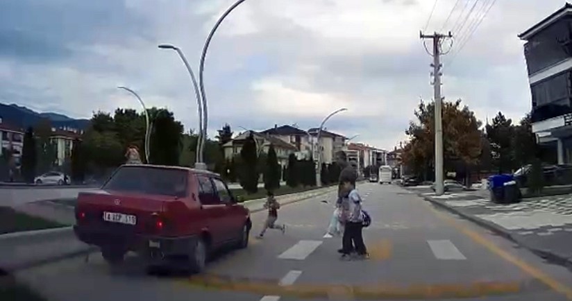 Bolu&rsquo;da bir otomobil yaya ge&ccedil;idinde 4 yaşındaki &ccedil;ocuğa b&ouml;yle &ccedil;arptı: O anlar kamerada
