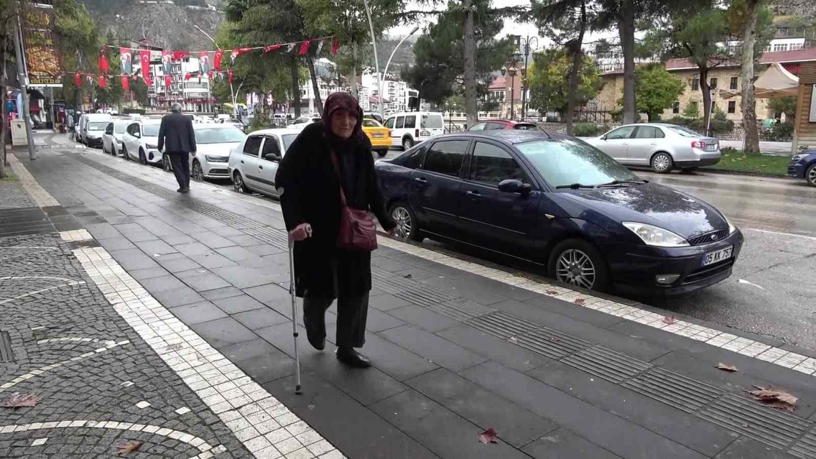 Hayırlı evlat: Bankaya çamurlu girmesin diye annesinin ayakkabısını elleriyle temizledi
