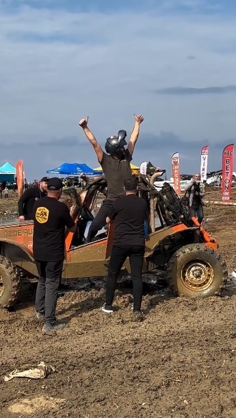 Finish çizgisini takla atarak geçtiler
