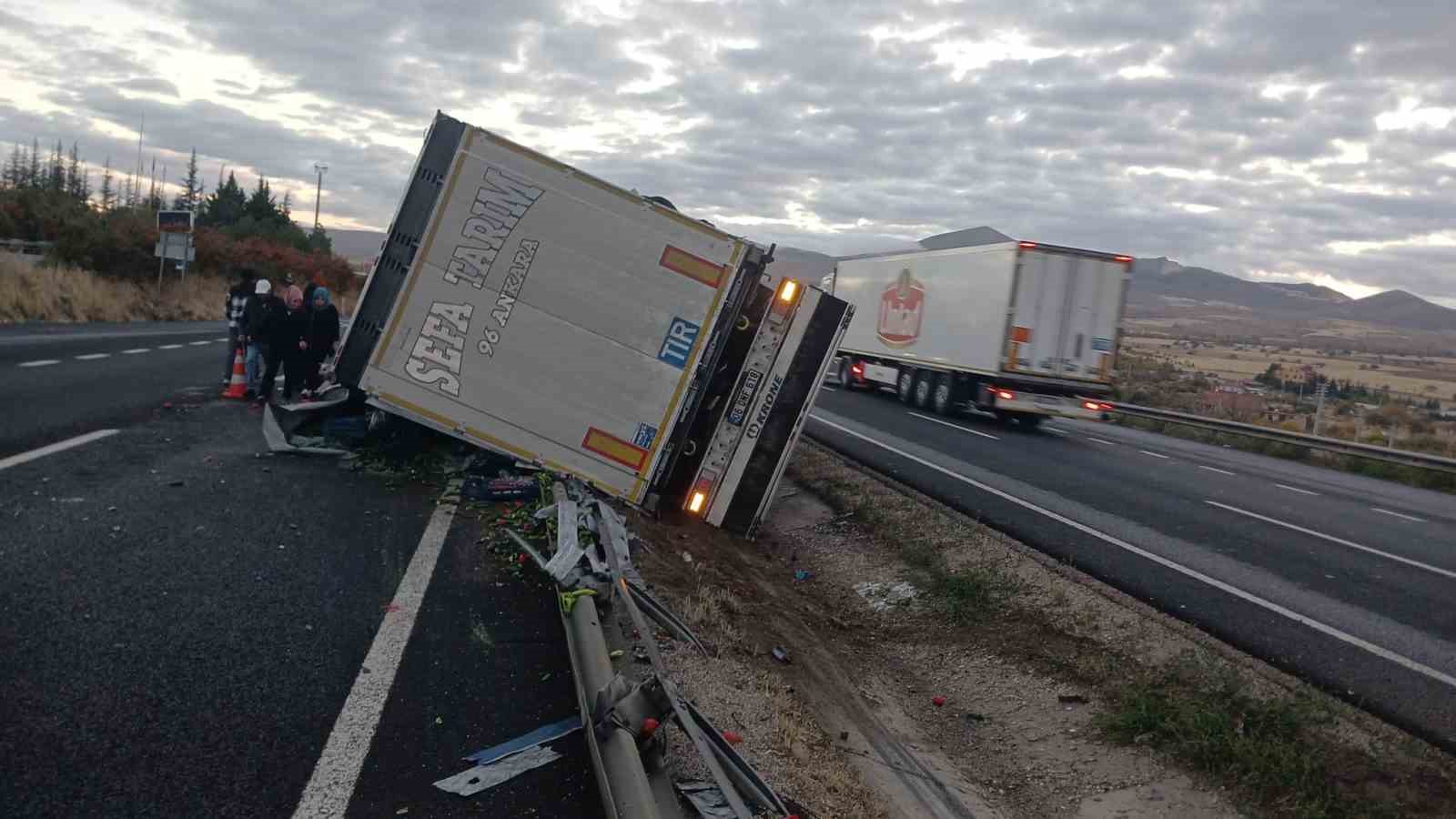 Sivrihisar&rsquo;da sebze y&uuml;kl&uuml; tır devrildi
