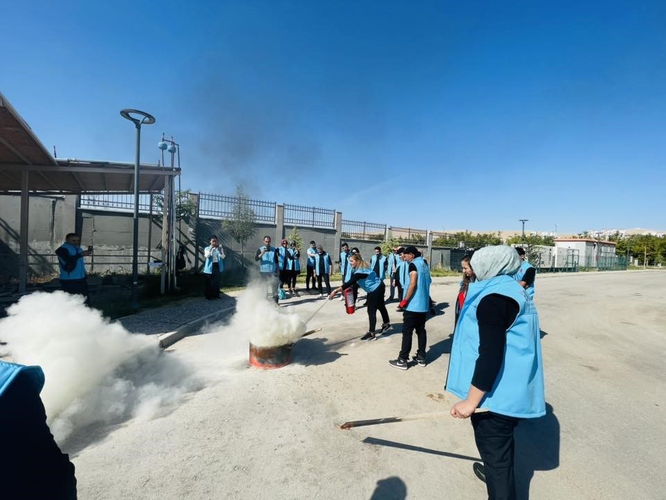 Elazığ’da yangın söndürme ve çadır kurma eğitimi