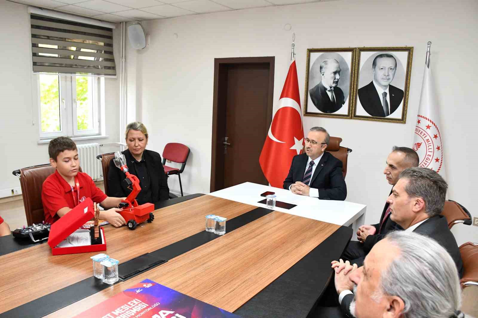 TEKNOFEST şampiyonlarından İl Milli Eğitim Müdürü Aydın’a ziyaret