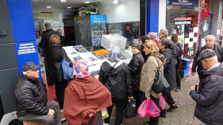 Hamsi 70 liraya düştü, vatandaş sevinçten çiğ yedi