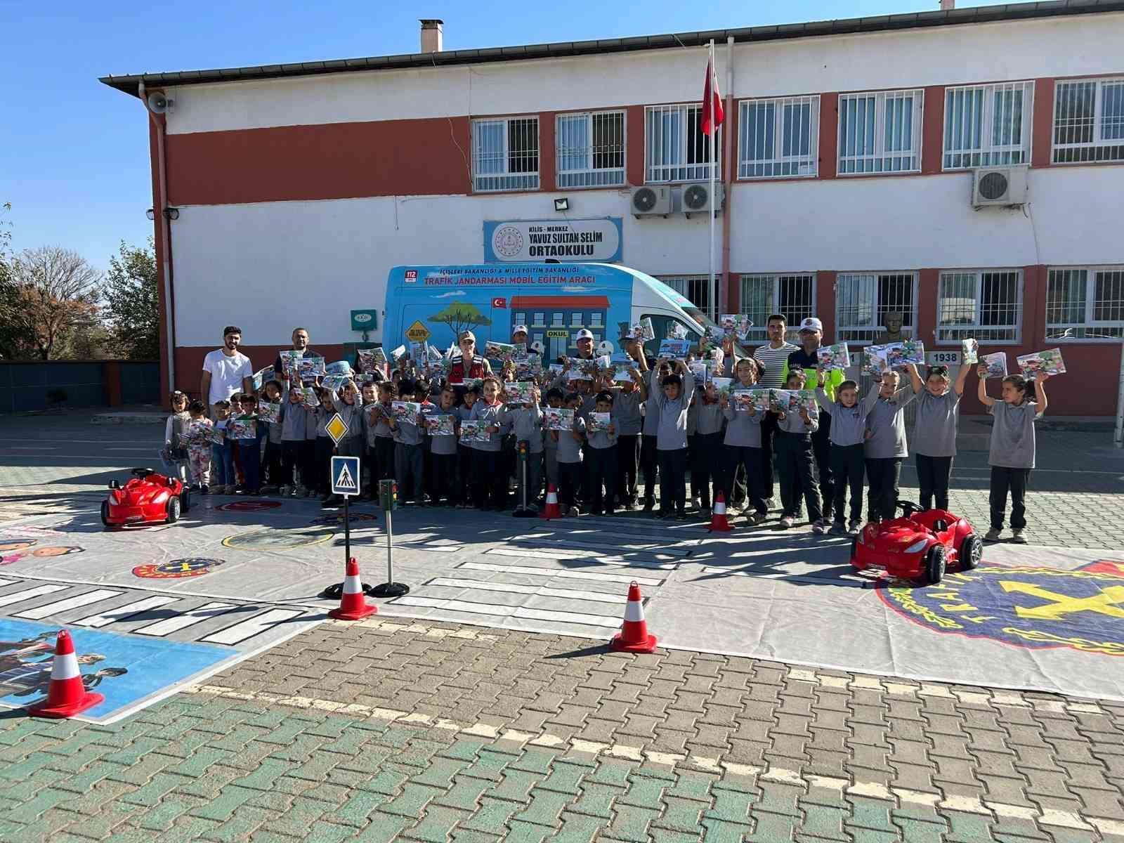 Kilis&rsquo;te ilkokul &ouml;ğrencilerine mobil trafik aracıyla eğitim verildi
