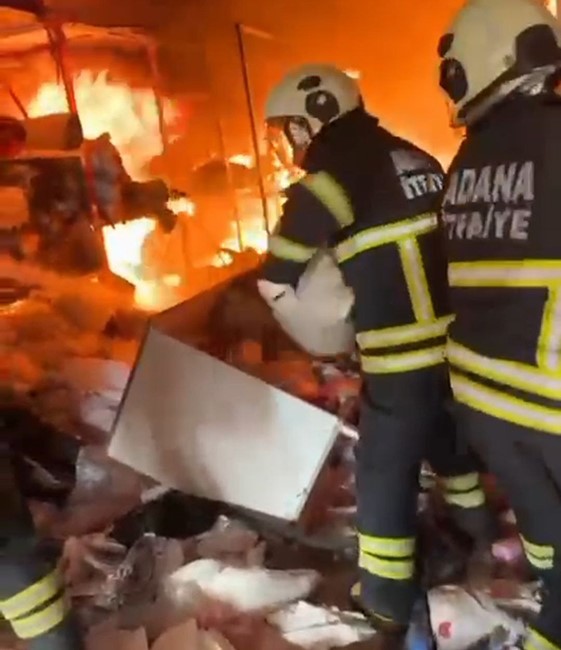 Tekstil malzemesi satan iş yerinde çıkan yangın söndürüldü