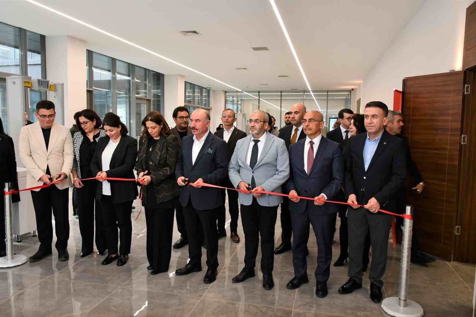 Yücel Arzen, öğrencilerle birlikte sahne aldı
