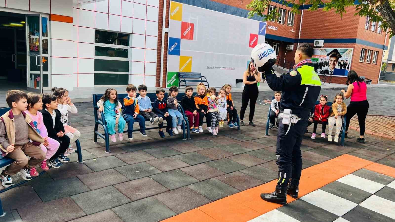 Jandarmadan 73 &ouml;ğrenciye g&uuml;venli trafik eğitimi
