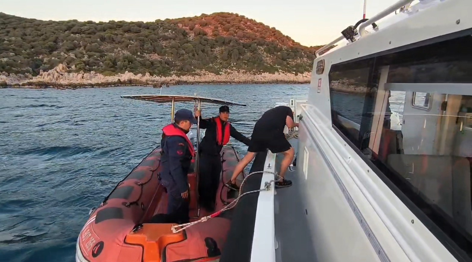 Antalya&rsquo;da kayalıklarda mahsur kalan Alman turisti Sahil G&uuml;venlik ekipleri kurtardı
