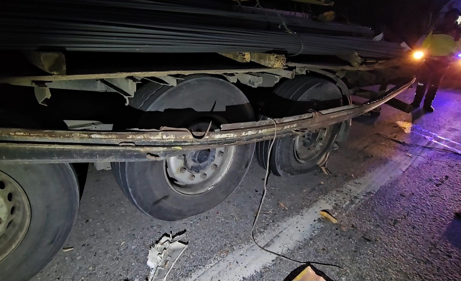 Anadolu Otoyolu&rsquo;nda feci kaza: Gen&ccedil; tır şof&ouml;r&uuml; lastik değiştirirken başka bir tırın altında kaldı
