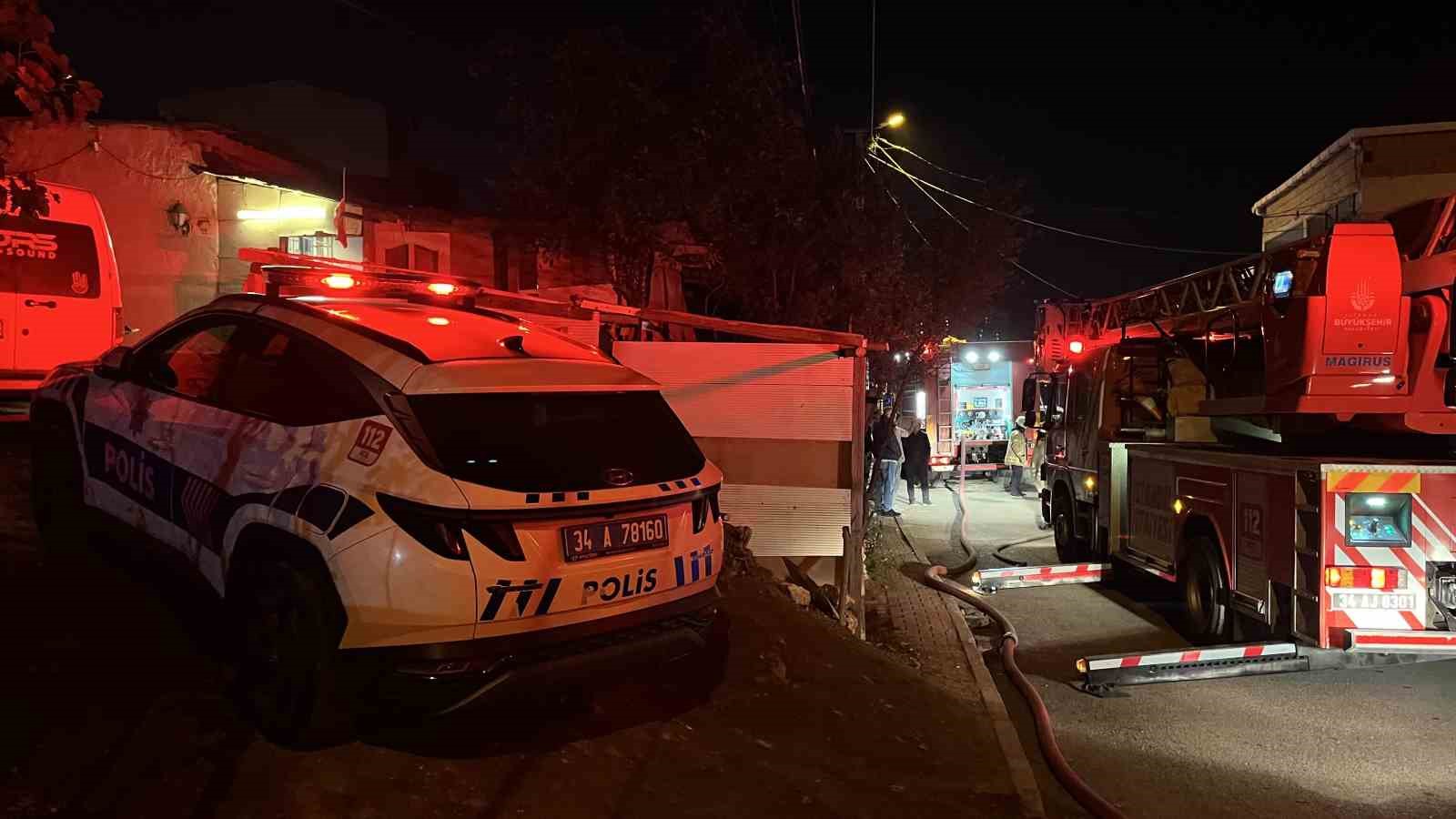 Başakşehir&rsquo;de 3 katlı binada yangın paniği
