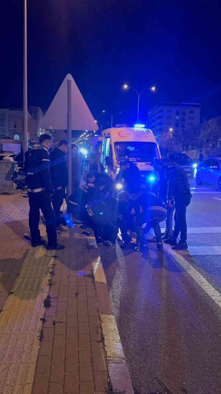 Karşıdan karşıya ge&ccedil;meye &ccedil;alışan yayaya motosiklet &ccedil;arptı: 2 yaralı
