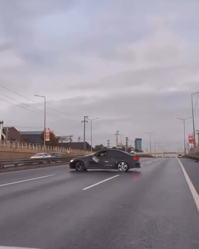 D&uuml;ğ&uuml;n konvoyunda drift atan magandaya ceza yağdı
