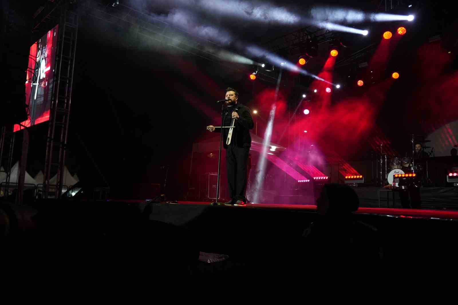 Ekin Uzunlar, Niğde&rsquo;de unutulmaz bir konser verdi
