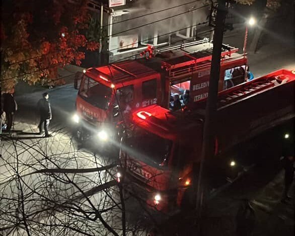 Edirne&rsquo;de pastanede yangın paniği: Mahalleli sokağa d&ouml;k&uuml;ld&uuml;
