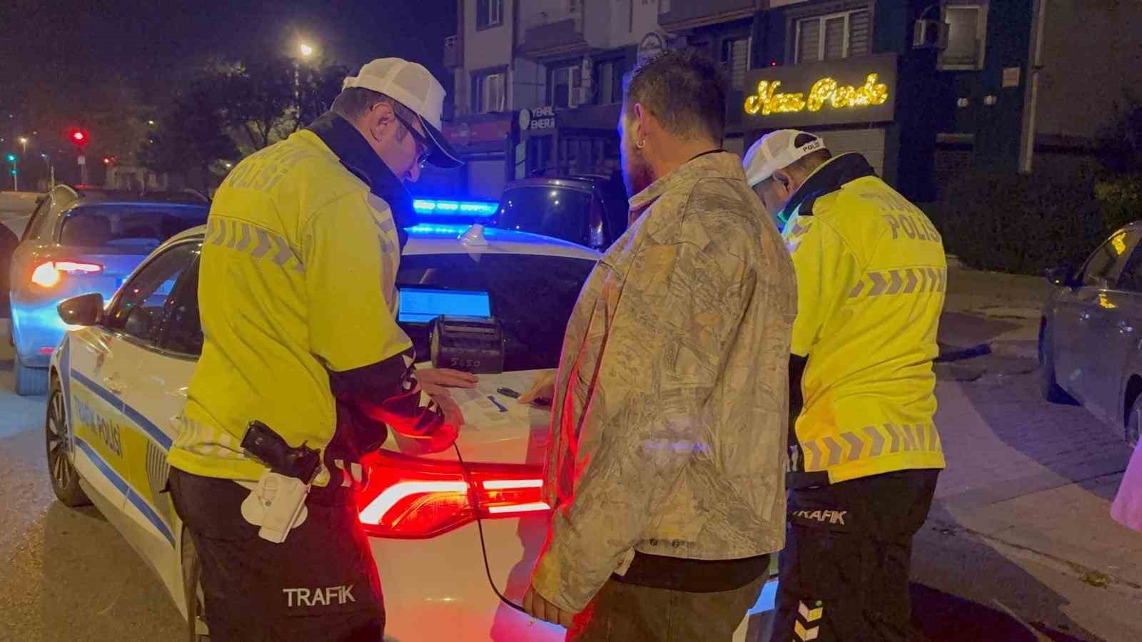 Şirket aracıyla alkoll&uuml; yakalanan şahıs su&ccedil;u poliste buldu
