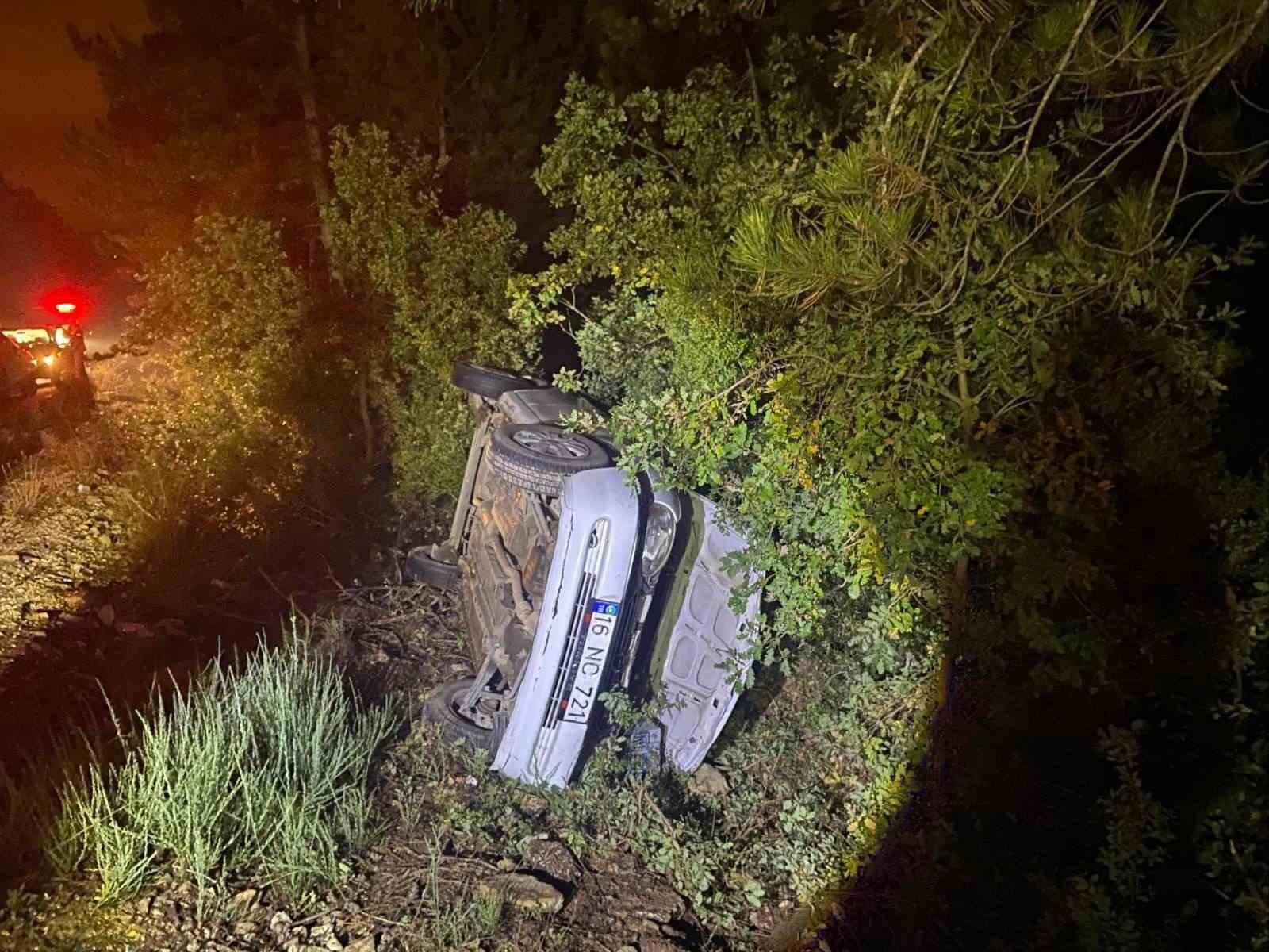 Bilecik&rsquo;te şarampole u&ccedil;an ara&ccedil; i&ccedil;inde bulunan 3 kişi yaralandı
