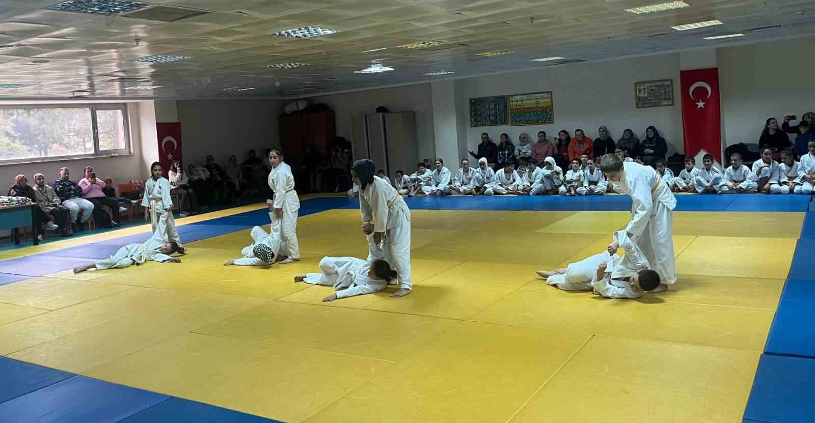 Judoda terfi heyecanı, 100 sporcu bir üst kemere yükseldi
