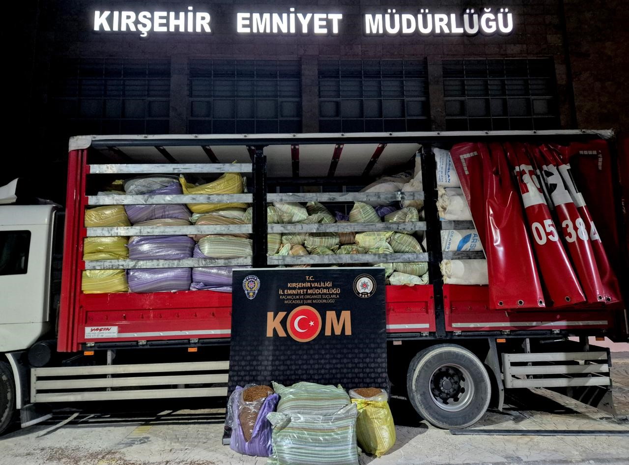 Kırşehir&rsquo;de 5 ton ka&ccedil;ak t&uuml;t&uuml;n ele ge&ccedil;irildi
