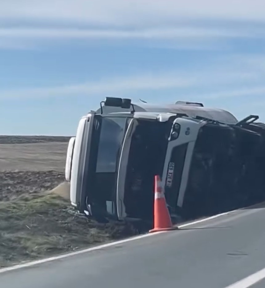 Beypili&ccedil;&rsquo;in yem kamyonu devrildi
