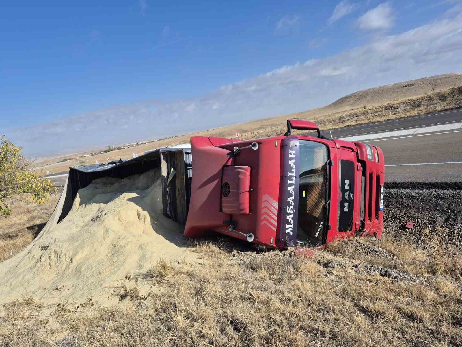 Kontrolden &ccedil;ıkan tır devrildi, s&uuml;r&uuml;c&uuml; hafif yaralandı
