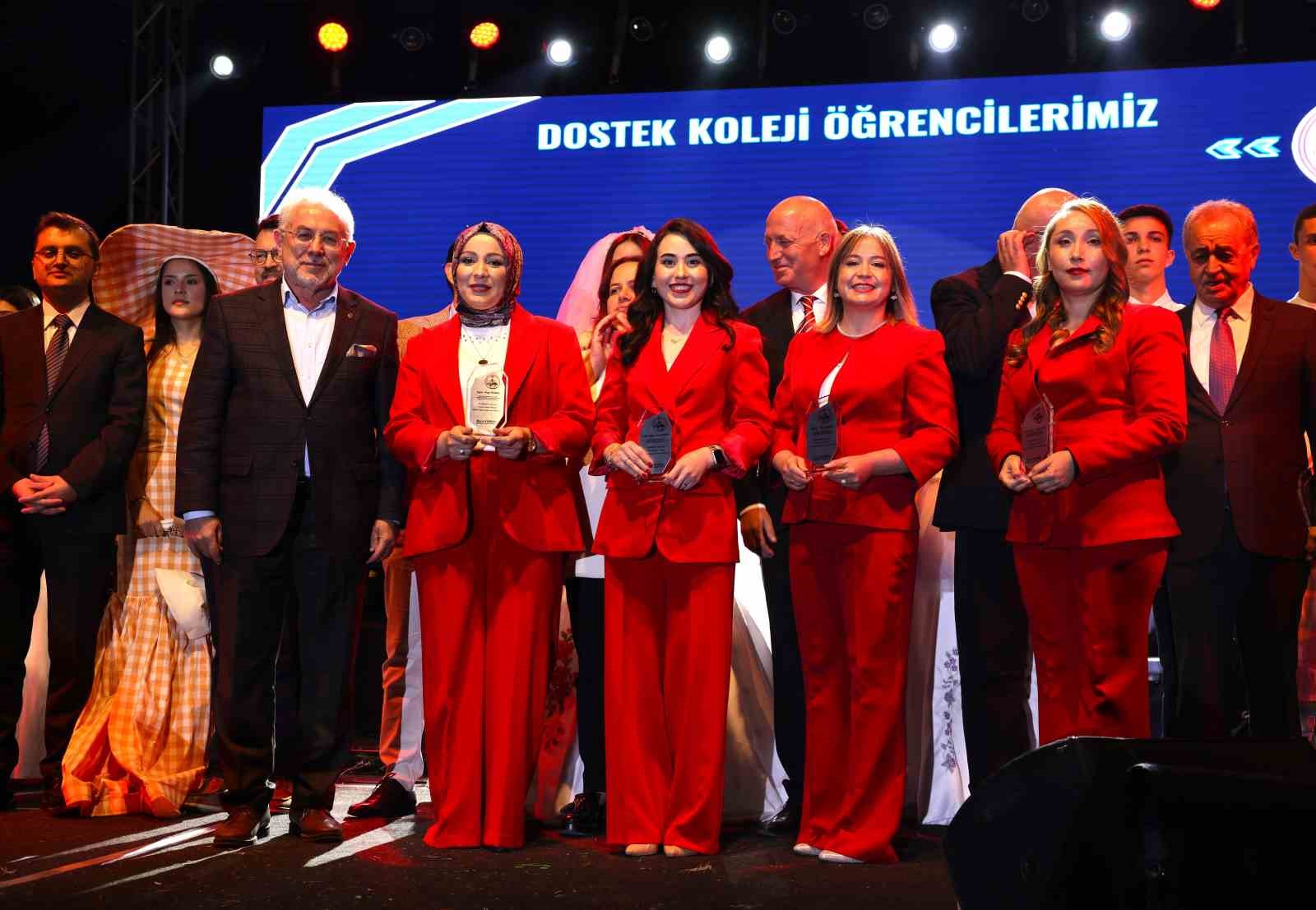 Babadağ’ın dokuma kültürü, DOSTEK Koleji’nin tasarımlarıyla sahneye taşındı
