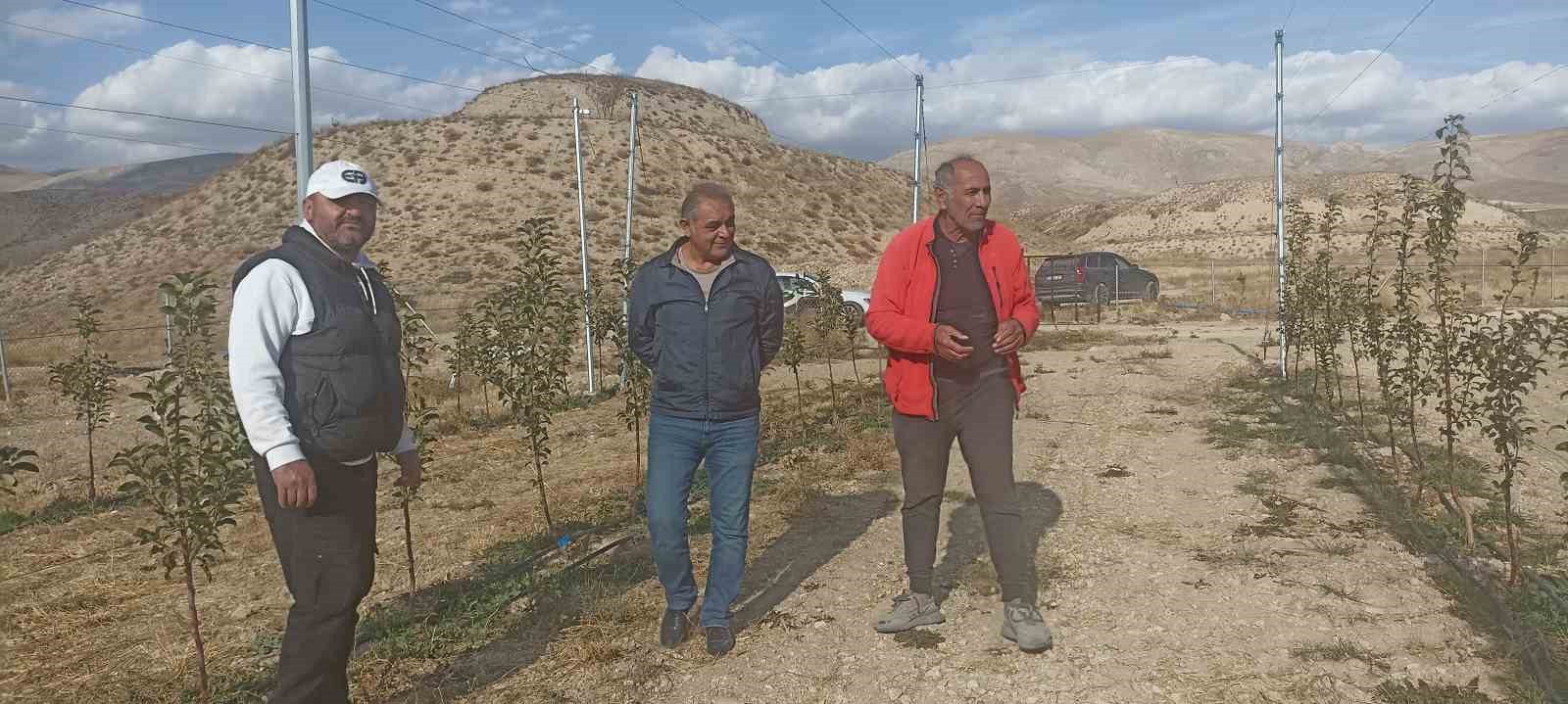 İl&ccedil;ede yetişen elma hayatına y&ouml;n verdi, har&ccedil;lıkla başladı, 100 d&ouml;n&uuml;ml&uuml;k araziye 5 bin fidan dikti
