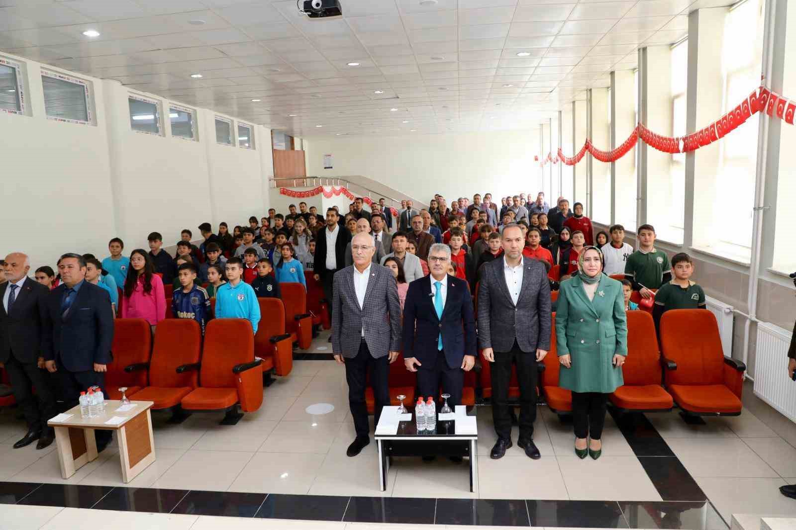 Cumhuriyetin 102. yılında öğrencilere anlamlı hediye
