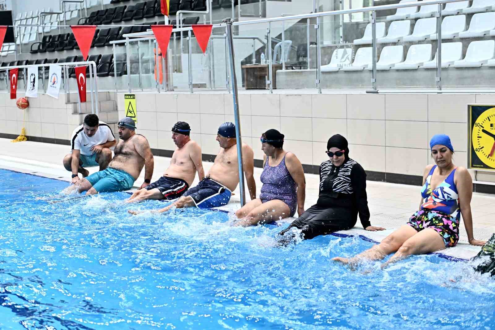 Muratpaşa’da ücretsiz yüzme eğitimleri başladı
