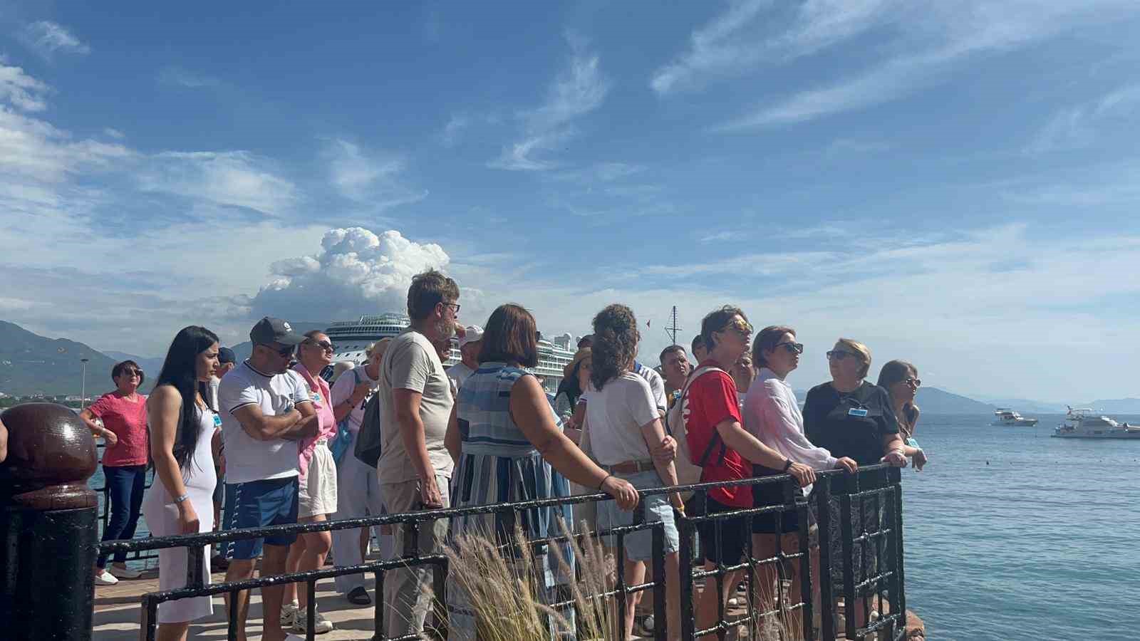 Antalya’ya turist akını devam ediyor: İngiliz turistleri taşıyan lüks kruvaziyer Alanya’ya demirledi