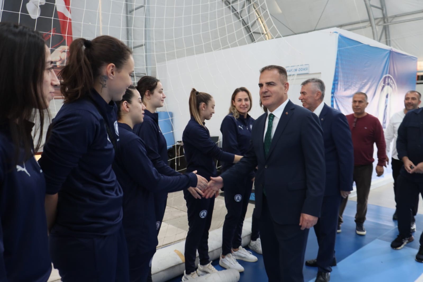 Vali Akbıyık’tan Yalıkavakspor’a moral ziyareti
