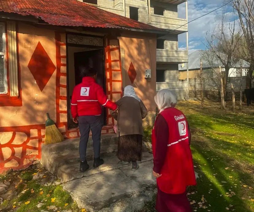 Patnos’ta Türk Kızılay’dan ihtiyaç sahiplerine destek