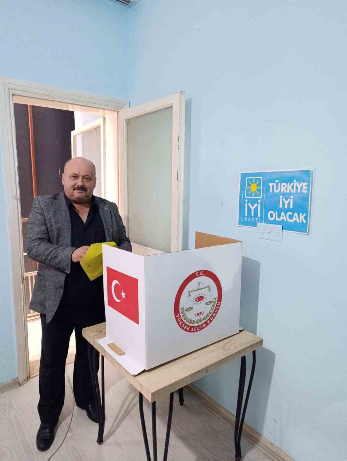 İYİ Parti Sarıgöl İlçe Kongresi’nde mevcut başkan güven tazeledi
