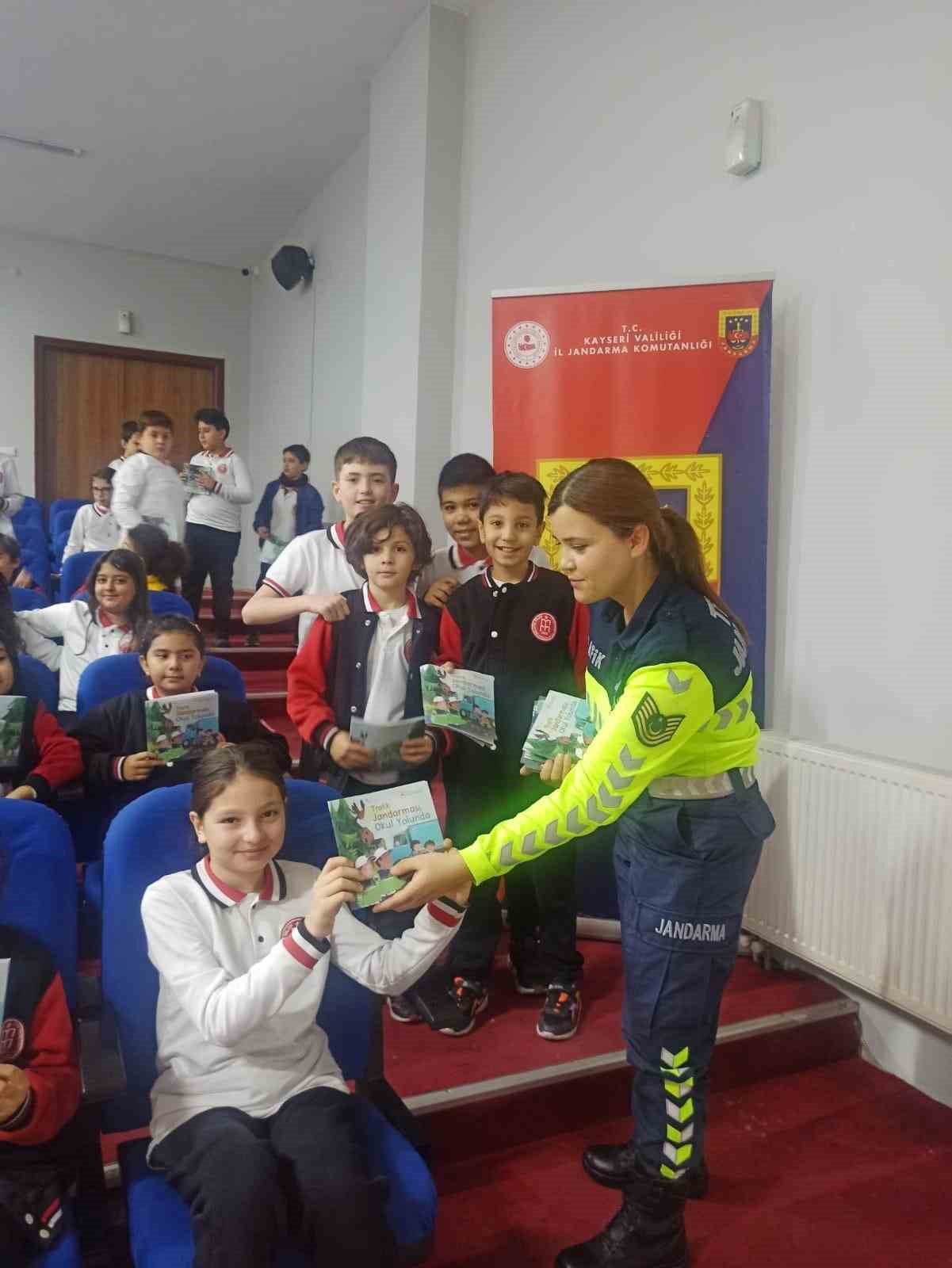 Jandarma 142 öğrenciye trafiği anlattı