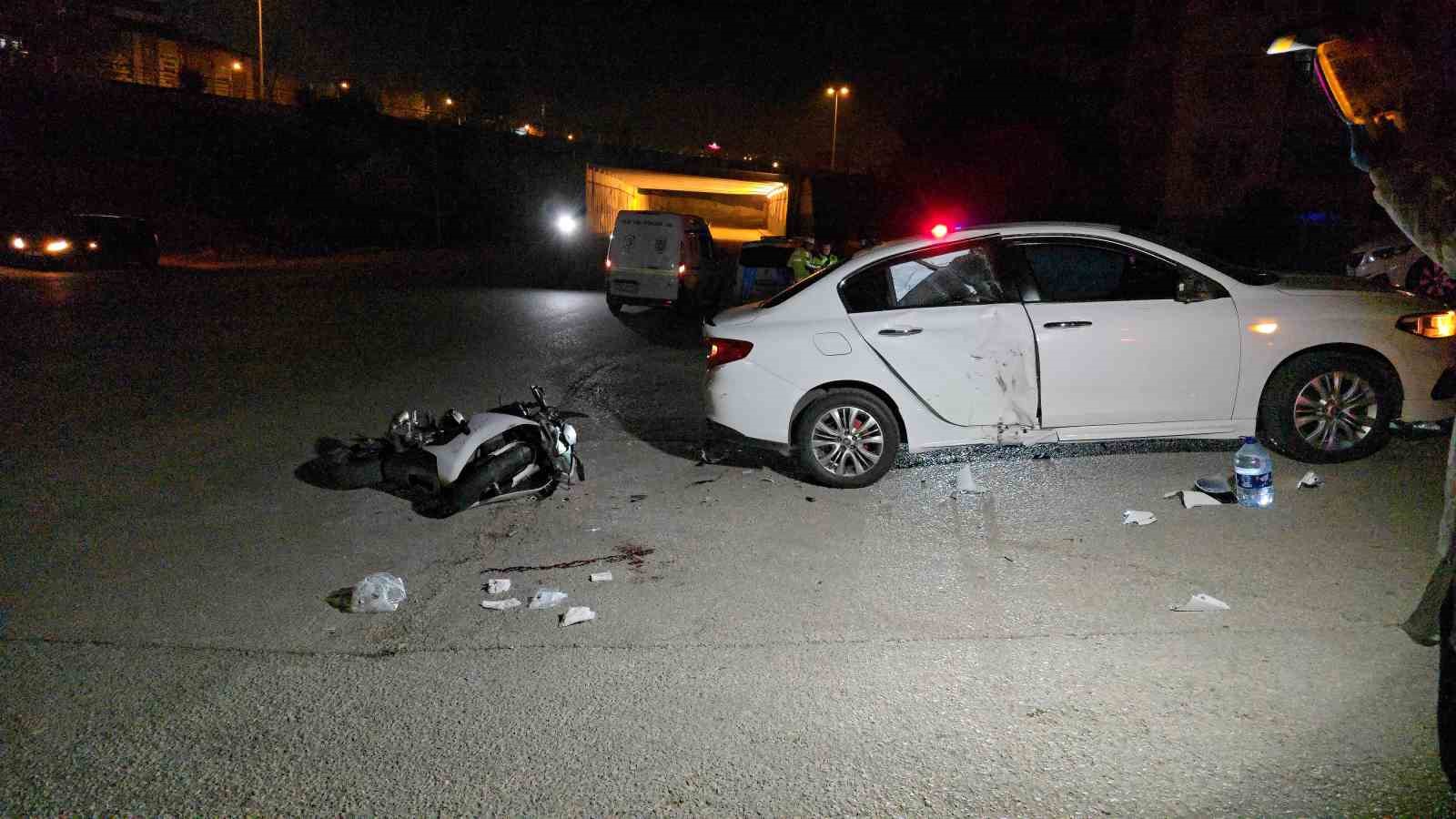 Polisten ka&ccedil;an motosiklet otomobile &ccedil;arptı: 2 yaralı
