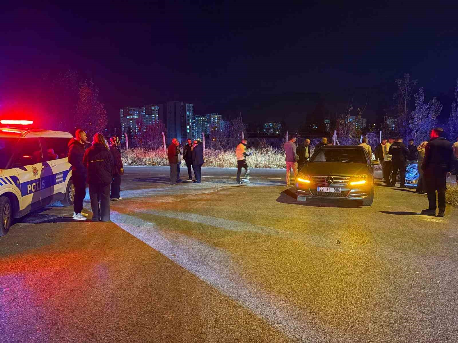 Motosiklet otomobile &ccedil;arptı: 1&rsquo;i ağır 4 yaralı
