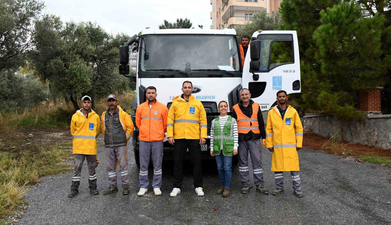 Kuşadası’nda metruk binanın çevresindeki atıklar temizlendi
