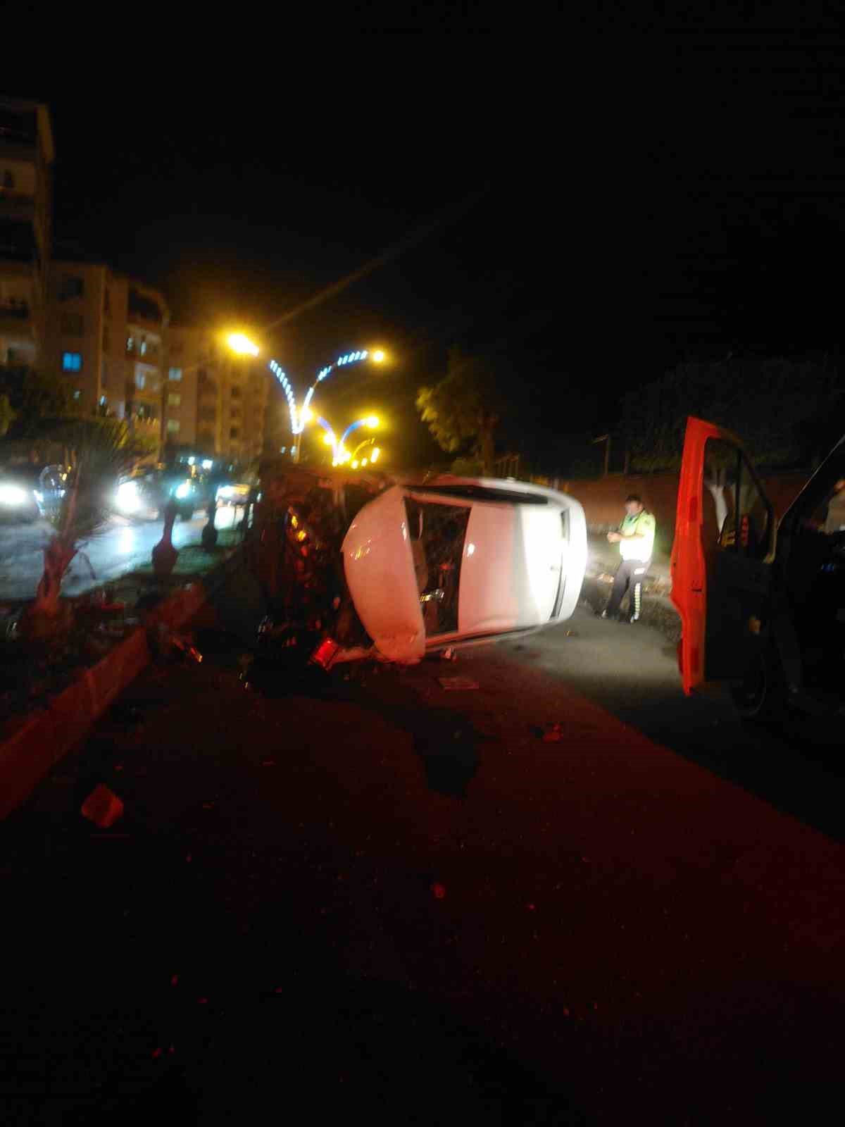 Aydınlatma direğine &ccedil;arpan otomobilin takla attığı anlar kameraya yansıdı
