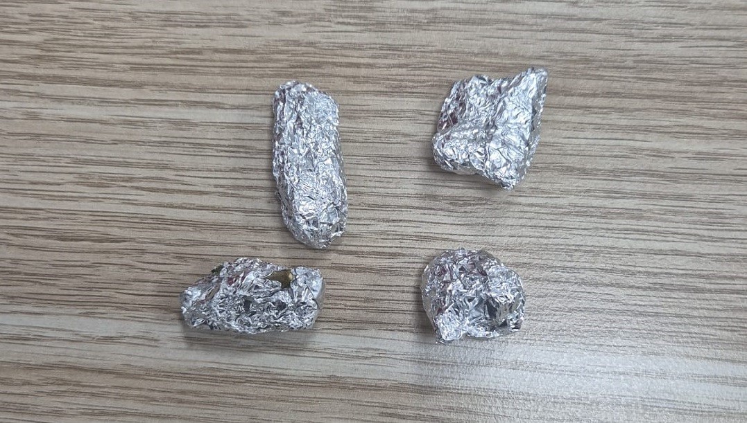 Polis ş&uuml;phelendi, &ccedil;ocukların &uuml;zerinden uyuşturucu &ccedil;ıktı
