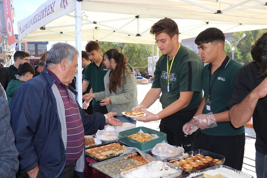 İhtiyaç sahibi öğrenciler için hayır çarşısı düzenlediler
